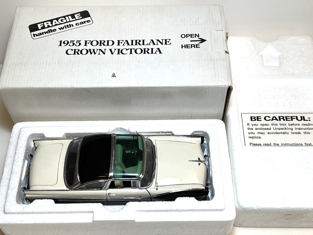 1 24 Danbury Mint 1962 Ford Thunderbird Corinthian White Sports Roadster Convertible with Docs. Pristine Condition. Never Displayed