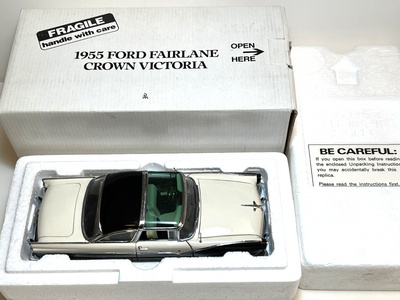 1 24 Danbury Mint 1962 Ford Thunderbird Corinthian White Sports Roadster Convertible with Docs. Pristine Condition. Never Displayed