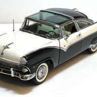 1 24 Danbury Mint 1962 Ford Thunderbird Corinthian White Sports Roadster Convertible with Docs. Pristine Condition. Never Displayed