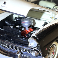 1 24 Danbury Mint 1962 Ford Thunderbird Corinthian White Sports Roadster Convertible with Docs. Pristine Condition. Never Displayed