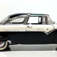 1 24 Danbury Mint 1962 Ford Thunderbird Corinthian White Sports Roadster Convertible with Docs. Pristine Condition. Never Displayed