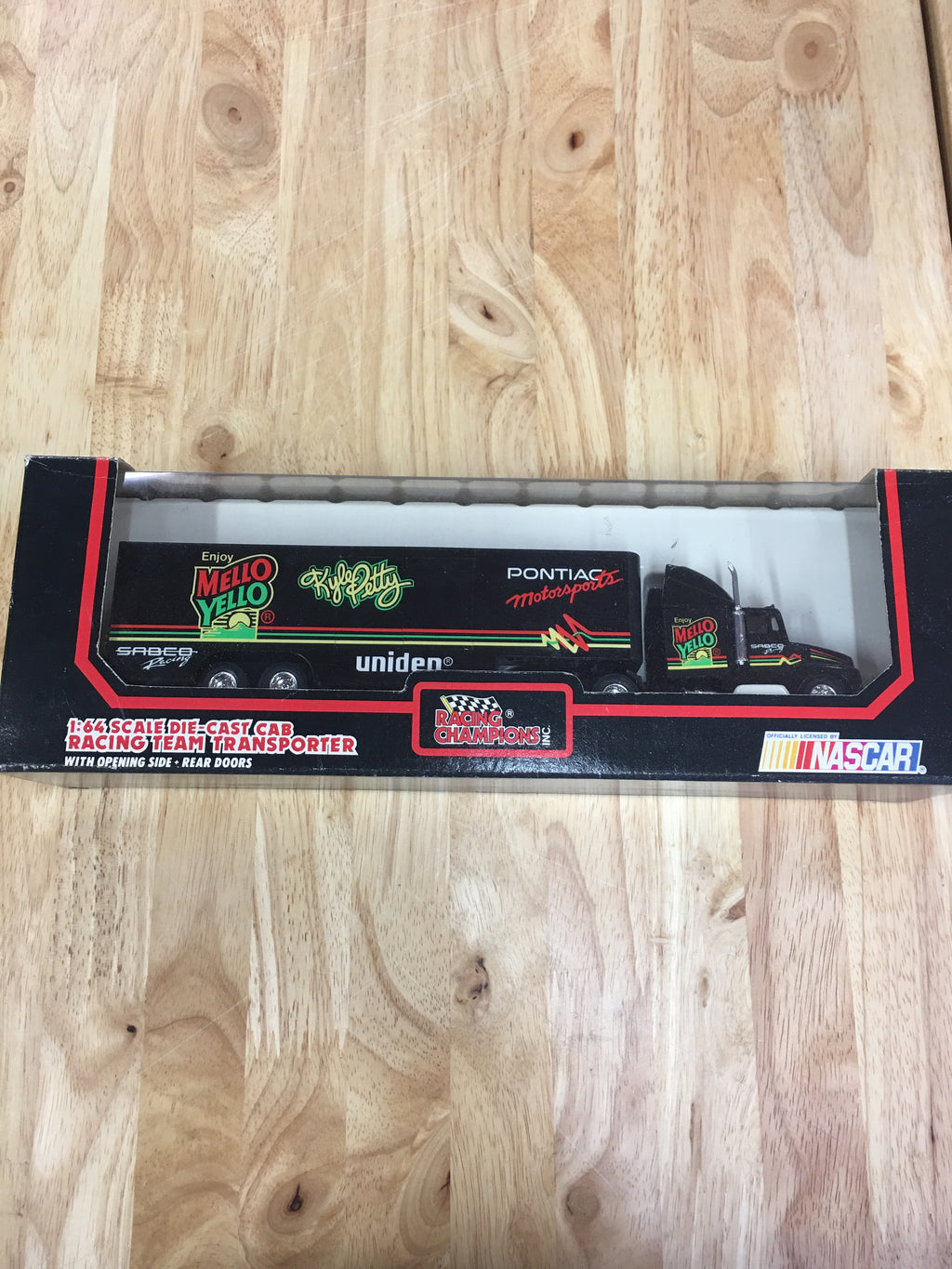 Cab Racing Ream Rransporter: 1:64 Scale Diecast - Aj Collectibles & More