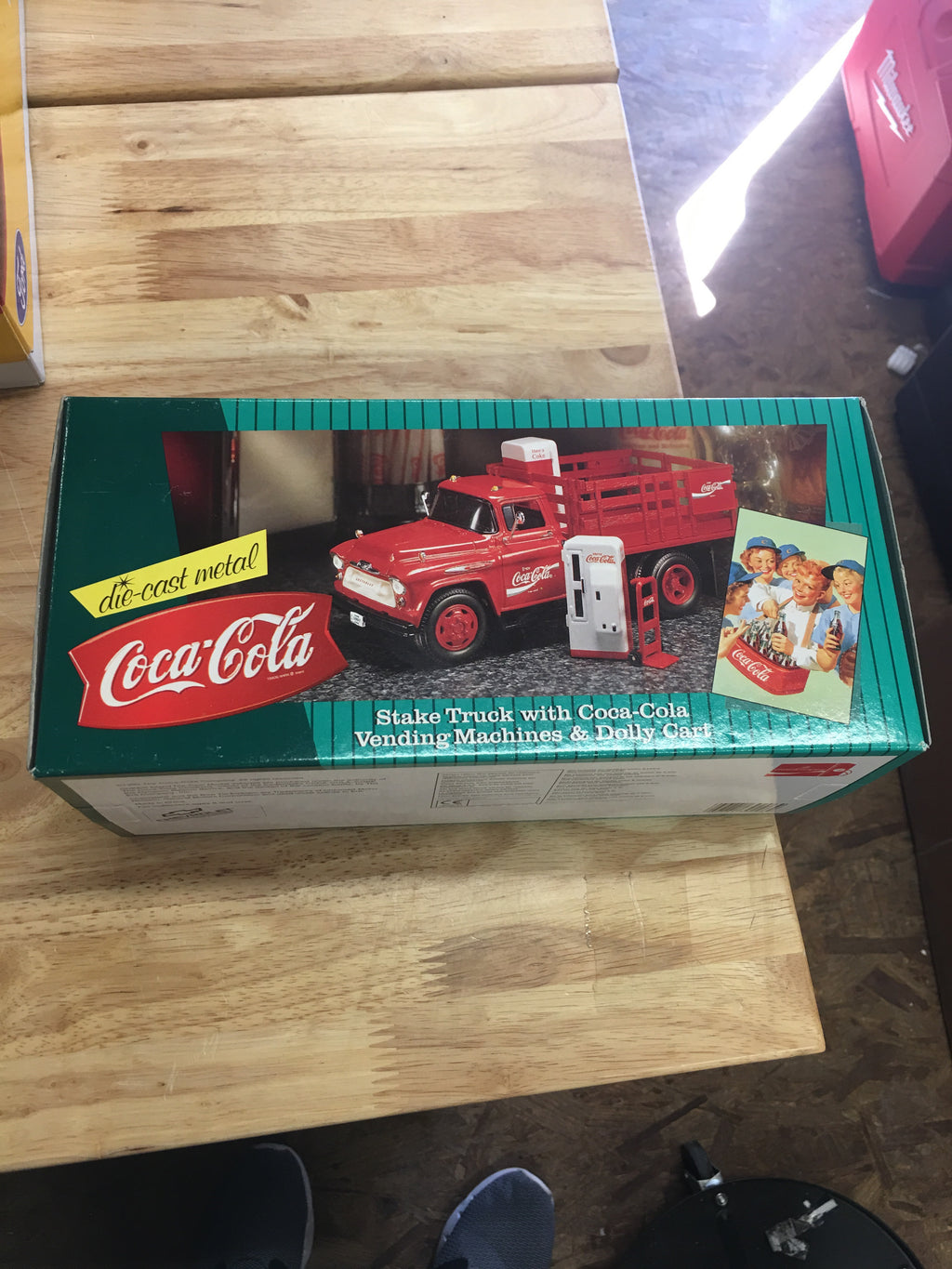 1:24 Ertl 1957 Coca Cola Chevy Stake Truck Vending Machines & Dolly Cart F296 . - Aj Collectibles & More